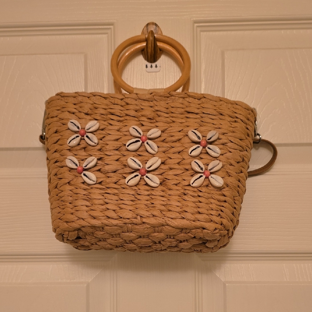 NWT Womens Collection Eighteen Basket Weave With Shells And Strap Purse